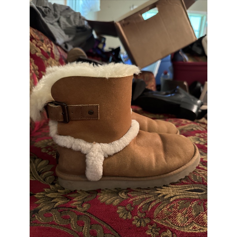 Womens UGGS Short Classic  chestnut Color Boots With  Buckles On The Back Size 7